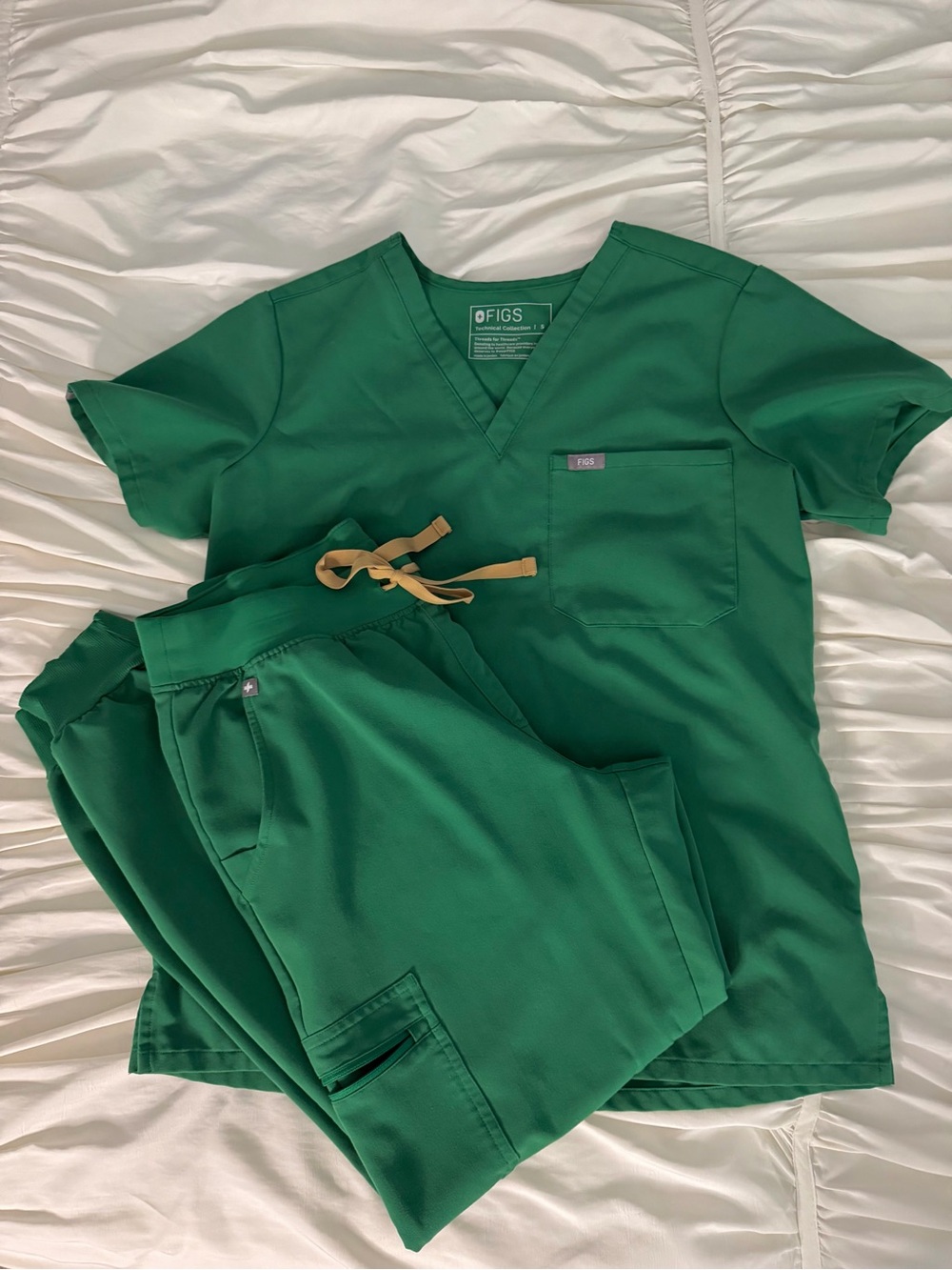 FIGS Women's Scrub Set in Kelly Green